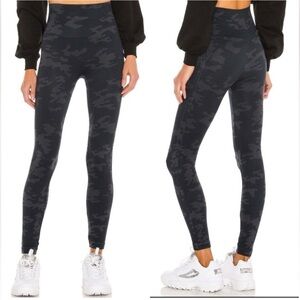 Spanx Look At Me Now Seamless Camo‎ Leggings Women’s Size Medium NWT
